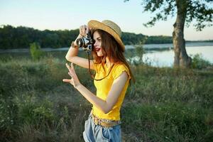 femme photographe avec caméra rouge lèvres chapeau marcher Frais air photo