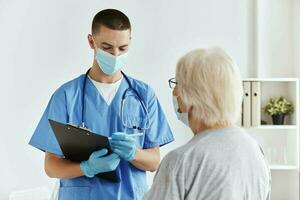 personnes âgées femme avec une médecin examen hôpital Bureau photo