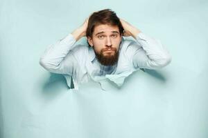 une homme gestes avec le sien mains dans le chemise de un Bureau directeur officiel travail photo