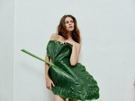 attrayant femme nu corps paume feuilles exotique lumière Contexte photo