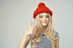 blond dans à la mode vêtements rouge chapeau tondu vue charme photo