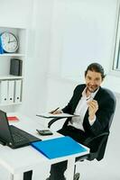 homme dans une costume les documents travail Bureau portable les technologies photo