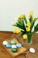 Pâques peint des œufs fleur bouquet en bois plateau vacances photo