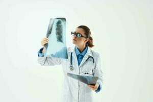 femelle médecin radiographie examen Diagnostique hôpital professionnel photo