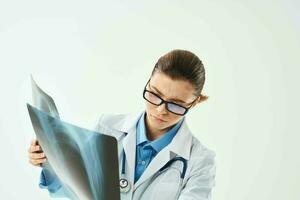 femelle médecin dans blanc manteau et médicament hôpital examen photo