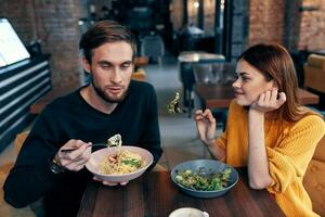 Jeune couple séance à le table en mangeant en bonne santé mode de vie la communication photo