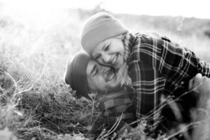 joyeux gars et fille sur une promenade dans des chapeaux tricotés lumineux photo