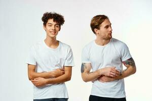 émotif deux copains dans blanc t-shirts Oui amusement studio photo