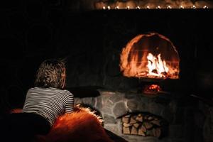 mec et fille sont assis sur le fond d'une cheminée en feu photo