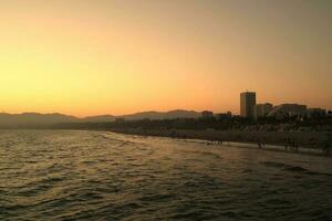 Père Noël Monica côte dans Californie à le coucher du soleil photo