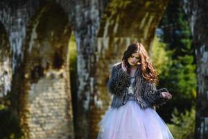 mariée marche sous un pont photo