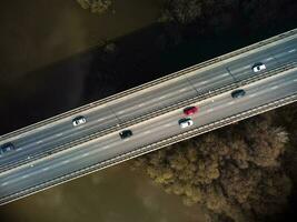 une route pont plus de le rivière, pris de une quadricoptère. photo