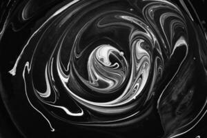 blanc abstrait vagues et tourbillonne sur noir. fluide art. abstrait marbre Contexte ou texture photo