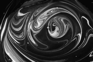 blanc abstrait vagues et tourbillonne sur noir. fluide art. abstrait marbre Contexte ou texture photo