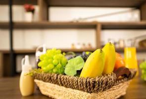 Légumes pour faire de la salade et des fruits dans le panier sur la table photo