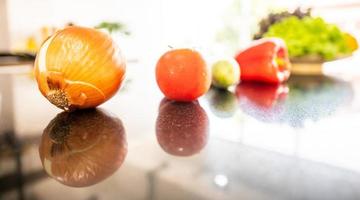 Légumes pour faire de la salade et des fruits dans le panier sur la table