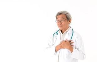 Médecin de sexe masculin asiatique senior et émotions, isolés