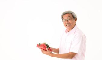 homme asiatique senior avec boîte-cadeau, isolé photo