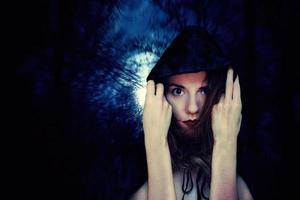 concept d & # 39; une sorcière mystique habillée pour halloween photo