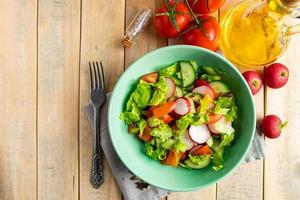 salade de légumes frais à l'huile d'olive