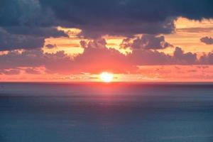 beau coucher de soleil sur la mer photo