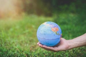 journée mondiale de l'environnement .amour du monde. main tenant un globe