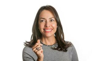 fermer portrait de une magnifique Jeune femme en pensant ou ayant un idée isolé sur blanc Contexte. photo