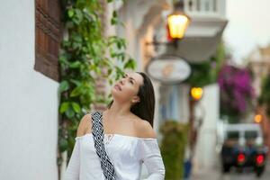 magnifique femme à le des rues de le fortifiée ville dans Carthagène de Indes photo