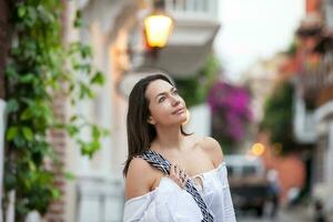 magnifique femme à le des rues de le fortifiée ville dans Carthagène de Indes photo