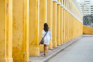 magnifique femme en marchant autour le fortifiée ville dans Carthagène de Indes photo