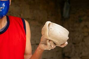 céramique sur le élaboration processus à une traditionnel usine à le petit ville de raquira dans Colombie photo