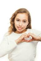 Jeune fille à la recherche à caméra montrant cœur geste avec deux mains isolé sur blanc Contexte photo