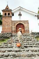 magnifique Jeune femme à le historique san Antonio église situé dans le ville de cali dans Colombie photo