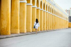 magnifique femme en marchant autour le fortifiée ville dans Carthagène de Indes photo