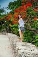 magnifique femme sur blanc robe en marchant seul à le des murs alentours le colonial ville de Carthagène de Indes photo