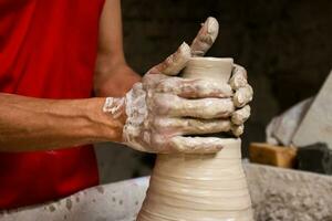 homme fabrication céramique des articles sur le potiers roue dans une traditionnel usine dans le ville de raquira situé dans le département de cundinamarca dans Colombie photo