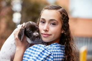 magnifique Jeune fille ayant amusement avec sa petit français braque chiot photo