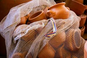 paquet plein de Fait main traditionnel poterie dans le ville de raquira dans Colombie. ville de des pots photo