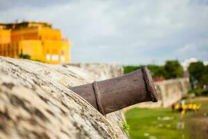 des murs de Carthagène de Indes construit à le fin de le xvi siècle pour le la défense de le ville. antique canon à le historique des murs autour Carthagène de Indes dans Colombie. photo