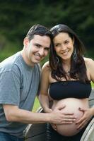 couple attendre pour leur bébé - 38 semaines photo