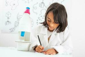 Jeune fille en jouant une la vie les sciences professionnel rôle. pourrait être biologiste, médecin, chercheur. rêver à propos le avenir. photo