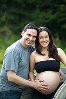 couple attendre pour leur bébé - 38 semaines photo