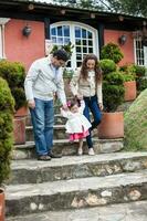 Jeune Parents ayant amusement en plein air avec leur un année vieux bébé fille. bonheur concept. famille concept photo