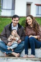 Jeune Parents ayant amusement en plein air avec leur un année vieux bébé fille. bonheur concept. famille concept photo