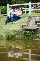 Jeune Parents ayant amusement en plein air avec leur un année vieux bébé fille. bonheur concept. famille concept photo