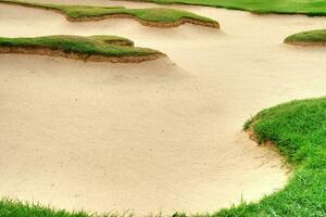 fond esthétique de bunker de fosse de sable de terrain de golf, utilisé comme obstacles pour les compétitions de golf pour la difficulté et la chute du parcours pour la beauté. photo