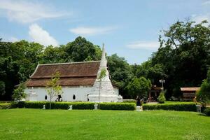 ancien phratade charehang blanc pagode dans wat pumine pratique temple dans nord de Thaïlande photo