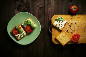 délicieux des sandwichs de crème fromage avec tomates sur une foncé en bois Contexte photo