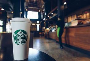 chiang Mai, Thaïlande- 24-juillet-2017 - une tasse de venti Taille Starbucks chaud café dans le magasin de Starbucks lanna style de chiang mai le nord Province de Thaïlande. photo