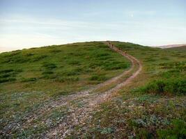 en marchant et randonnée les sentiers dans le Montagne intervalle dans le de bonne heure Matin. photo